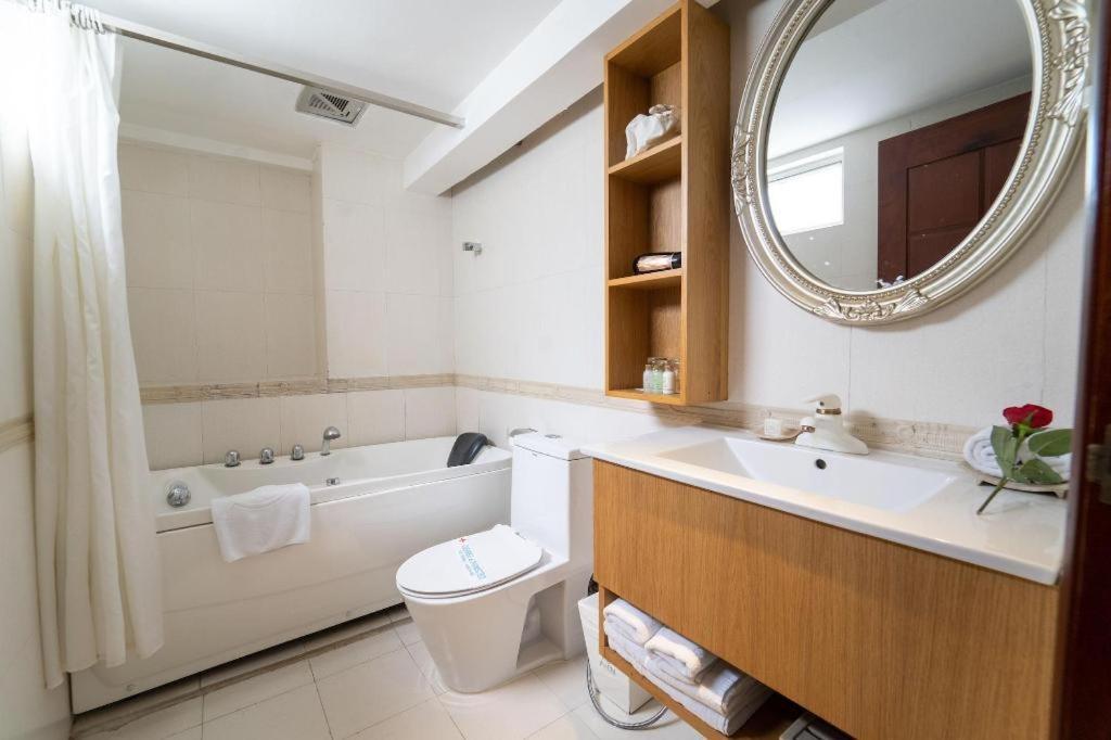 The White Hotel 8A Thai Van Lung Ho Chi Minh City Bagian luar foto